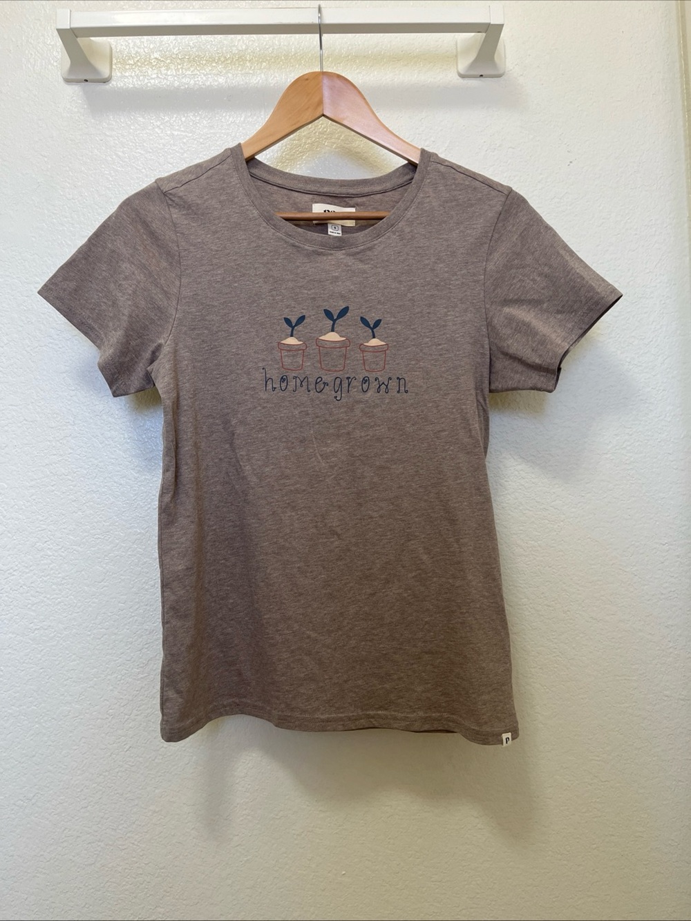 Pact Shirt Womens small Beige Graphic Home Grown Organic Cotton Casual